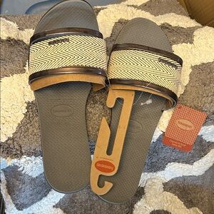 NWT Havaianas Black, White, and Grey Havaianas Slides Size 11/12